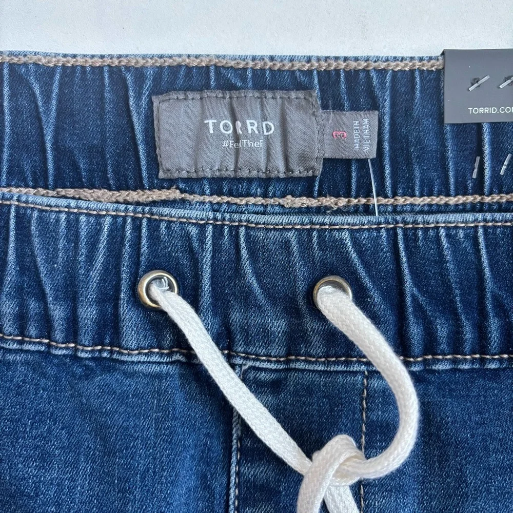 Torrid Mid-Rise Pull-On Jeans Shorts Raw Hem in Rum Coke Blue Wash Size 3X